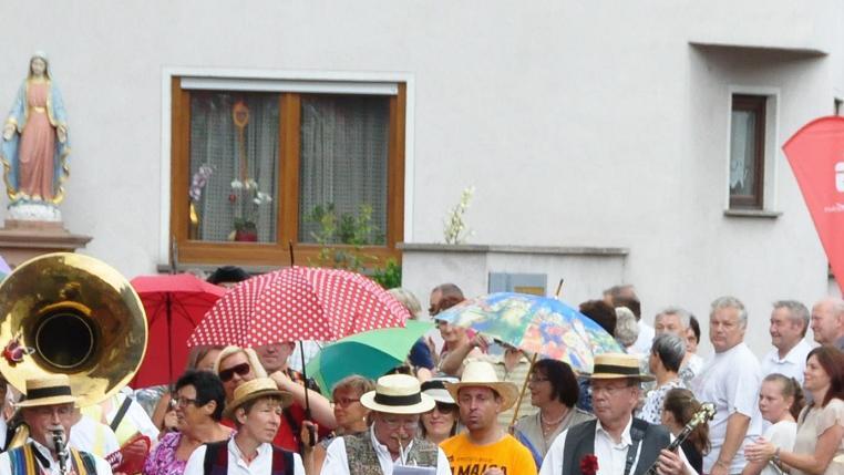 Umzug mit Blasmusik: Am Sonntagmorgen ging es durch den Ort.