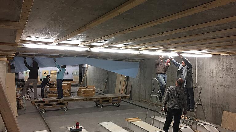 Die Mitglieder der SG Fortuna Röttingen investieren aktuell viel Geld und Arbeitsstunden in die Zukunft und hoffen, dass aus der derzeitigen Baustelle bald eine moderne elektronische Schießanlage für ihren Sport zur Verfügung steht. Die Mitglieder der SG Fortuna Röttingen investieren aktuell viel Geld und Arbeitsstunden in die Zukunft und hoffen, dass aus der derzeitigen Baustelle bald eine moderne elektronische Schießanlage für ihren Sport zur Verfügung steht.