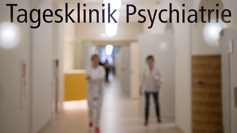 In den nächsten zweieinhalb Jahren sollen in allen bayerischen Bezirken Krisendienste für psychisch kranke Menschen entstehen. So sieht es das Psychisch-Kranken-Hilfe-Gesetz vor. An dessen Umsetzung gibt es jedoch Kritik. In den nächsten zweieinhalb Jahren sollen in allen bayerischen Bezirken Krisendienste für psychisch kranke Menschen entstehen. So sieht es das Psychisch-Kranken-Hilfe-Gesetz vor. An dessen Umsetzung gibt es jedoch Kritik.