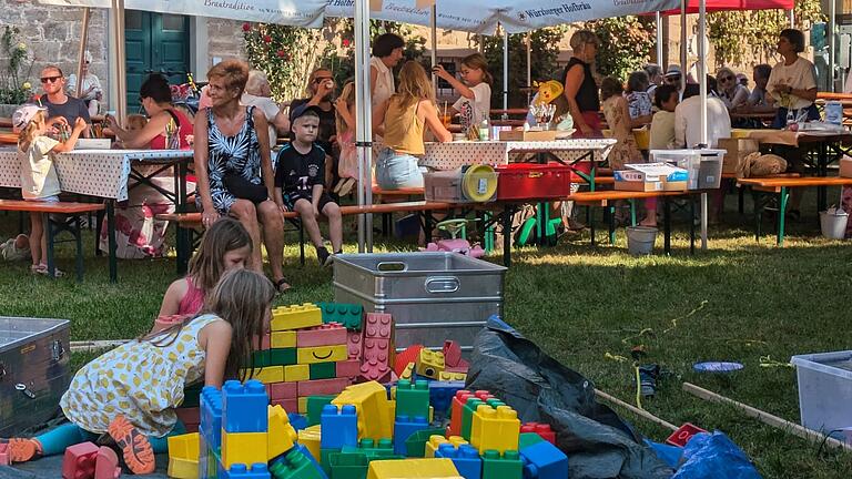 An den Familiennachmittagen gehörte das Salinengelände mit seinen Mitmach-Stationen den jüngsten Festbesuchern. - An den Familiennachmittagen gehörte das Salinengelände mit seinen Mitmach-Stationen den jüngsten Festbesuchern. An den Familiennachmittagen gehörte das Salinengelände mit seinen Mitmach-Stationen den jüngsten Festbesuchern. - An den Familiennachmittagen gehörte das Salinengelände mit seinen Mitmach-Stationen den jüngsten Festbesuchern.