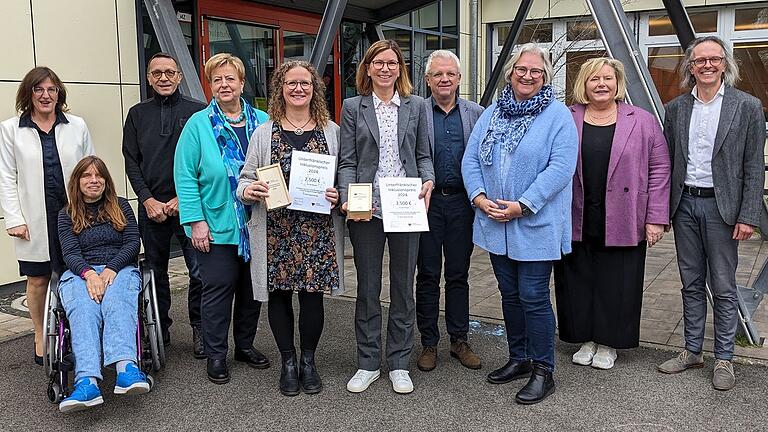 Das Foto zeigt (von links) Bezirksrätin Rosa Behon, Jurymitglied Sonja Scheuplein in Begleitung von Roland Hascher, die Behindertenbeauftragte des Bezirks Gerlinde Martin, die Initiatorinnen des Projekts Shelly Preu und Anja Bank, Jurymitglied Thomas Hetterich, Kitzingens Bürgermeisterin Astrid Glos, die Leiterin der Grundschule Kitzingen Siedlung Heike Schneller-Schneider und den Leiter der St. Martin-Schule Cornelius Breyer. Das Foto zeigt (von links) Bezirksrätin Rosa Behon, Jurymitglied Sonja Scheuplein in Begleitung von Roland Hascher, die Behindertenbeauftragte des Bezirks Gerlinde Martin, die Initiatorinnen des Projekts Shelly Preu und Anja Bank, Jurymitglied Thomas Hetterich, Kitzingens Bürgermeisterin Astrid Glos, die Leiterin der Grundschule Kitzingen Siedlung Heike Schneller-Schneider und den Leiter der St. Martin-Schule Cornelius Breyer.