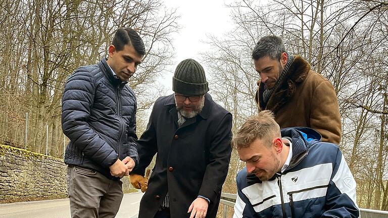 FDP-Politiker begutachten mit Vertretern vor Ort die vielen maroden Landesstraßen im Main-Tauber-Kreis. FDP-Politiker begutachten mit Vertretern vor Ort die vielen maroden Landesstraßen im Main-Tauber-Kreis. 
