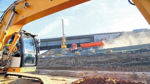 Schweres Gerät entlang der A3: Im Hintergrund werden die Bohrpfähle versenkt.       -  Schweres Gerät entlang der A3: Im Hintergrund werden die Bohrpfähle versenkt.