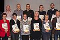 101 ehrenamtlich tätige Frauen und Männer erhielten die Bayerische Ehrenamtskarte in Gold und die Dankurkunde des Landkreises. Unser Beispielbild zeigt Geehrte aus ganz verschiedenen Bereichen aus Haßfurt, Königsberg, Hofheim, Sylbach, Humprechtshausen, Ebern, Unterschwappach, Fürnbach, Untermerzbach und Reichmannshausen sowie Landrat Wilhelm Schneider (hinten links) und Monika Strätz-Stopfer, Leiterin des Koordinierungszentrums Bürgerschaftliches Engagement am Landratsamt (vorne rechts).