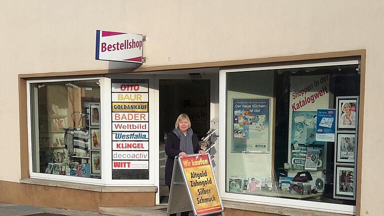 Der Aufsteller kommt vor die Tür, dann kann ein neuer Arbeitstag beginnen. Seit 1991 betreibt Verena Geisler (im Bild) zusammen mit ihrem Mann Bernd den Bestellshop in der Bad Brückenauer Unterhainstraße. Nicht nur Stammkunden schätzen die langjährige Erfahrung der Geschäftsleute. Rolf Pralle       -  Der Aufsteller kommt vor die Tür, dann kann ein neuer Arbeitstag beginnen. Seit 1991 betreibt Verena Geisler (im Bild) zusammen mit ihrem Mann Bernd den Bestellshop in der Bad Brückenauer Unterhainstraße. Nicht nur Stammkunden schätzen die langjährige Erfahrung der Geschäftsleute. Rolf Pralle