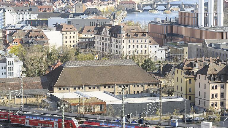 Die Frankenhalle in der Äußeren Pleich: Der Stadtrat soll am Donnerstag dem Verkauf zustimmen. Die BI Ringpark in Gefahr und der Arbeitskreis Denkmalschutz Würzburg kritisieren das Vorgehen der Verwaltung.