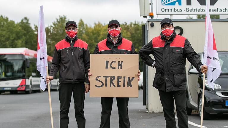 Protest der Omnibusfahrer vor dem Betriebsgelände der NVG in Würzburg: Die Gewerkschaft Ver.di hatte am Dienstag wieder zum Streik aufgerufen. Protest der Omnibusfahrer vor dem Betriebsgelände der NVG in Würzburg: Die Gewerkschaft Ver.di hatte am Dienstag wieder zum Streik aufgerufen.