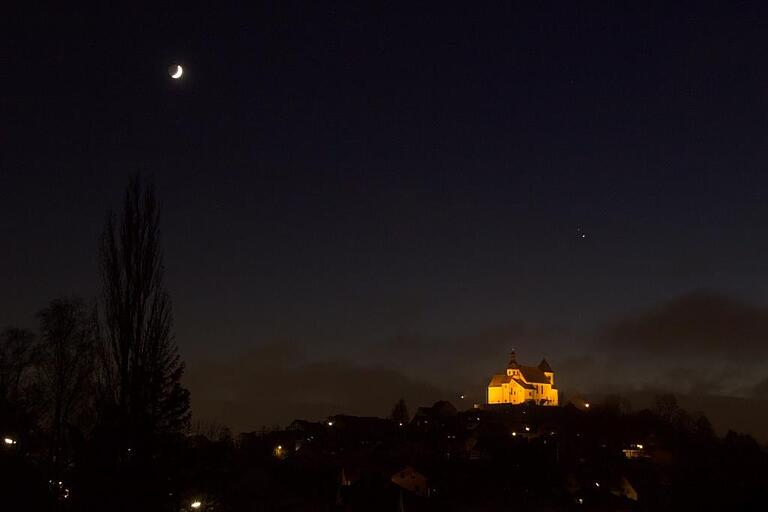 Die Aufnahme zeigt den Sichelmond mit Jupiter und Saturn über der Liobakirche Petersberg – aufgenommen am 18. Dezember 2020. Die Aufnahme zeigt den Sichelmond mit Jupiter und Saturn über der Liobakirche Petersberg – aufgenommen am 18. Dezember 2020.