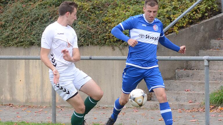 Mit 2:0 setzte sich in der FC Thüngen (links mit Simon Müller) beim FC Wiesenfeld-Halsbach (rechts mit Simon Frauhammer) durch.