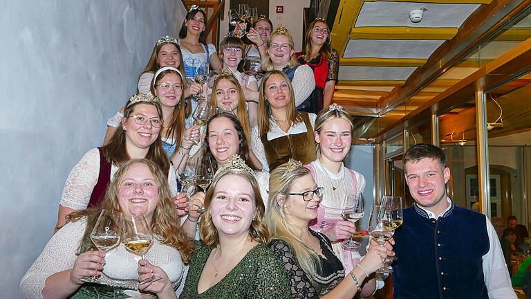 In seiner Rolle als einer von wenigen Weinprinzen unter mehrheitlich Weinprinzessinnen machte der frisch ernannte Weinprinz Julius beim gemeinschaftlichen Foto mit den anderen Weinhoheiten einen entspannten Eindruck. In seiner Rolle als einer von wenigen Weinprinzen unter mehrheitlich Weinprinzessinnen machte der frisch ernannte Weinprinz Julius beim gemeinschaftlichen Foto mit den anderen Weinhoheiten einen entspannten Eindruck.