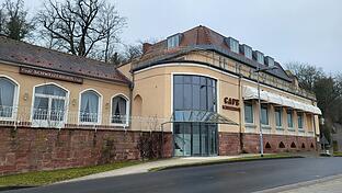 Das Café Schweizerhaus war bislang in der Hand der Fürstenhof SA. Es ist künftig nicht mehr Teil eines möglichen Hotelprojekts. Die Fürstenhof SA hat das Schweizerhaus verkauft.