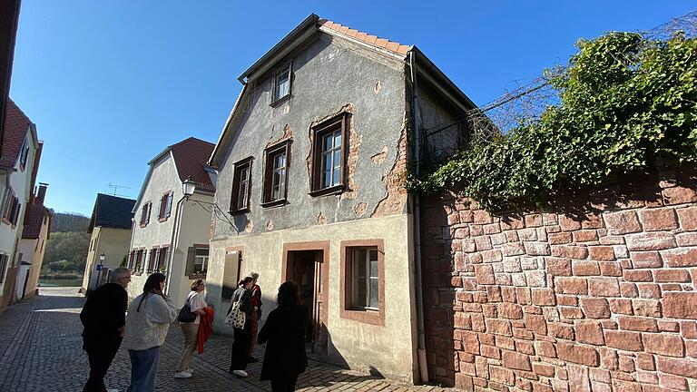 In deutlich schlechterem Zustand als das Pfarrhaus selbst ist das zugehörige Anwesen in der Herrngasse 2. In deutlich schlechterem Zustand als das Pfarrhaus selbst ist das zugehörige Anwesen in der Herrngasse 2.