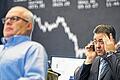 Kurssturz: Marktanalyst Robert Halver (rechts) von der Baader Bank im Handelssaal der Frankfurter Börse. Wachsende Wirtschaftssorgen drücken den Aktienindex Dax.