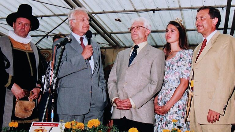 1998 eröffnete Ministerpräsident Edmund Stoiber mit Weinkönigin Michaela Heusinger, Waldemar Sperling (links), Bürgermeister Karl-Andreas Schlier (Mitte) und MdL Franz Brosch (rechts) die Schoppenfete in Volkach. 1998 eröffnete Ministerpräsident Edmund Stoiber mit Weinkönigin Michaela Heusinger, Waldemar Sperling (links), Bürgermeister Karl-Andreas Schlier (Mitte) und MdL Franz Brosch (rechts) die Schoppenfete in Volkach.