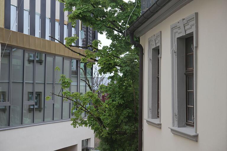 Neu und Alt stehen sich direkt gegenüber beim neuen Hotel Schwan & Post. Neu und Alt stehen sich direkt gegenüber beim neuen Hotel Schwan & Post.