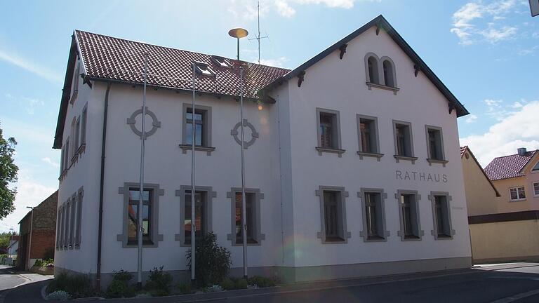 Das Rathaus der Gemeinde Üchtelhausen in Hesselbach. Die Kandidaten Johannes Grebner und Thomas Pfister treten bei der Bürgermeisterwahl in einer Stichwahl gegeneinander an. Das Rathaus der Gemeinde Üchtelhausen in Hesselbach. Die Kandidaten Johannes Grebner und Thomas Pfister treten bei der Bürgermeisterwahl in einer Stichwahl gegeneinander an.