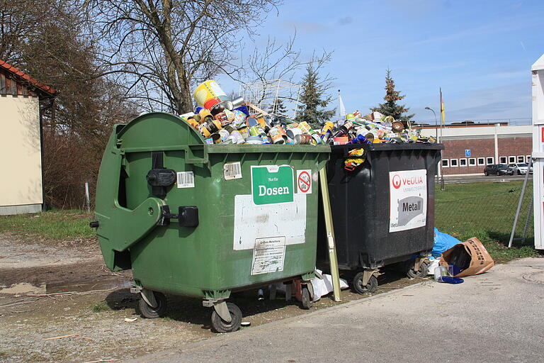 Die Metallcontainer am Container-Standort in der Dr.-Georg-Schäfer-Straße in Gerolzhofen sind übervoll. Ein gewohnter Anblick. Eine Lösung ist nicht in Sicht. Die Metallcontainer am Container-Standort in der Dr.-Georg-Schäfer-Straße in Gerolzhofen sind übervoll. Ein gewohnter Anblick. Eine Lösung ist nicht in Sicht.