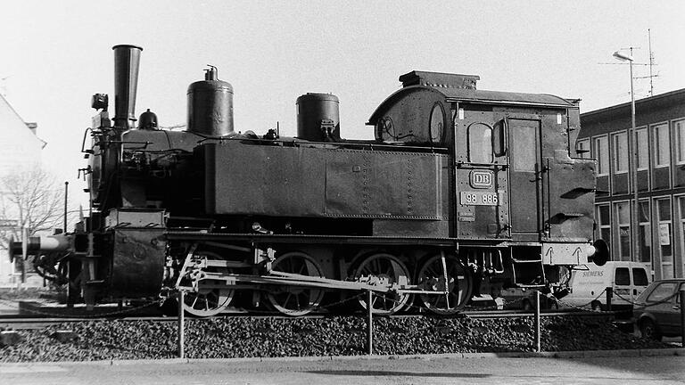 Bis 1996 stand die 98-886 sie als Eisenbahndenkmal vor dem Schweinfurter Hauptbahnhof, bis der Zweckverband unter dem damaligen Vorsitzenden sie nach einer Renovierung im Dampflokausbesserungswerk Meiningen wieder auf die Schiene stellte. - Bis 1996 stand die 98-886 sie als Eisenbahndenkmal vor dem Schweinfurter Hauptbahnhof, bis der Zweckverband unter dem damaligen Vorsitzenden sie nach einer Renovierung im Dampflokausbesserungswerk Meiningen wieder auf die Schiene stellte. Bis 1996 stand die 98-886 sie als Eisenbahndenkmal vor dem Schweinfurter Hauptbahnhof, bis der Zweckverband unter dem damaligen Vorsitzenden sie nach einer Renovierung im Dampflokausbesserungswerk Meiningen wieder auf die Schiene stellte. - Bis 1996 stand die 98-886 sie als Eisenbahndenkmal vor dem Schweinfurter Hauptbahnhof, bis der Zweckverband unter dem damaligen Vorsitzenden sie nach einer Renovierung im Dampflokausbesserungswerk Meiningen wieder auf die Schiene stellte.