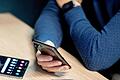 Mann schaut auf ein Smartphone       -  Schnell und einfach mit anderen Termine abstimmen - das versprechen digitale Planer.