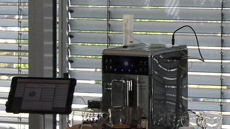 Diese Kaffeemaschine ist intelligent, schick und ergiebig. Diese Kaffeemaschine ist intelligent, schick und ergiebig.