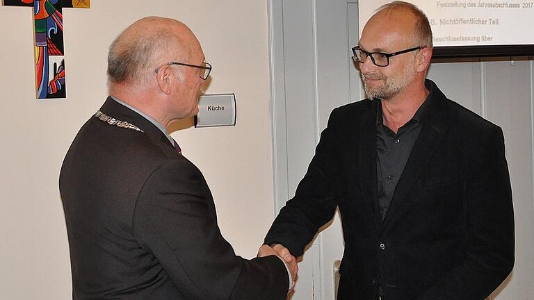 Jürgen Bergmann (rechts) wurde während der Stadtratssitzung als Nachfolger von Ralf Wunderlich als neuer Stadtrat von Bürgermeister Wolfgang Borst vereidigt.