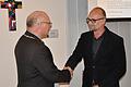 Jürgen Bergmann (rechts) wurde während der Stadtratssitzung als Nachfolger von Ralf Wunderlich als neuer Stadtrat von Bürgermeister Wolfgang Borst vereidigt.