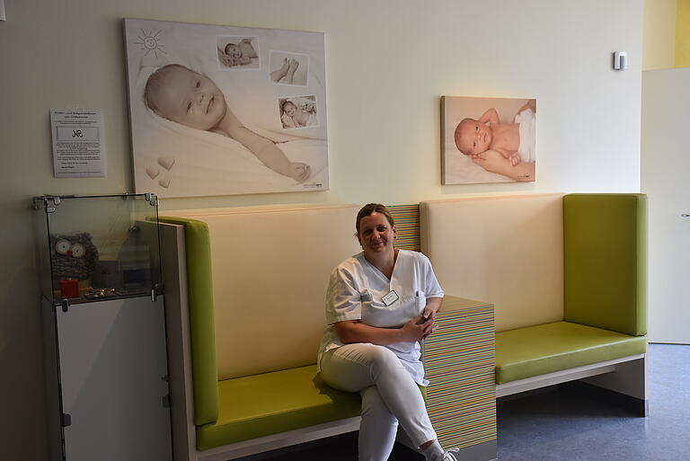 Sich mal so entspannt im Wartebereich hinzusetzen, dazu hat die Leiterin der Wochenstation, Schwester Ramona Riedl, sonst eigentlich nie Zeit. Höchstens mal 'wenn der Schuh drückt' und Gesprächsbedarf besteht an der Seite einer werdenden Mutter. Sich mal so entspannt im Wartebereich hinzusetzen, dazu hat die Leiterin der Wochenstation, Schwester Ramona Riedl, sonst eigentlich nie Zeit. Höchstens mal 'wenn der Schuh drückt' und Gesprächsbedarf besteht an der Seite einer werdenden Mutter. 