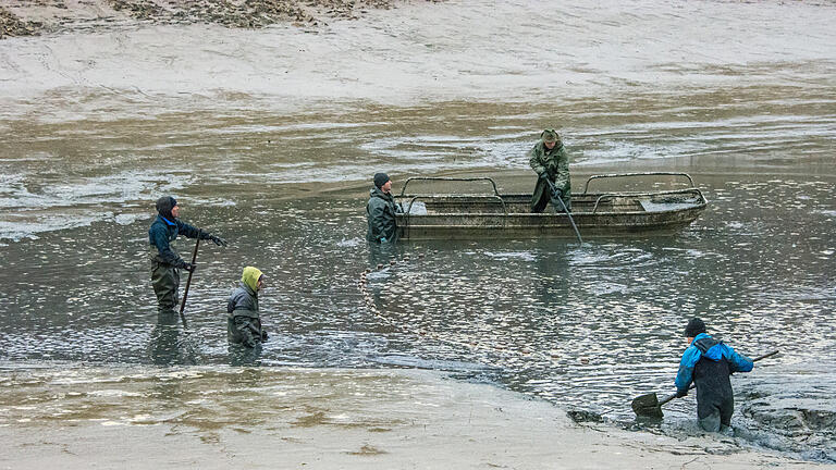 Anand Anders       -  Der letzte Kraftakt: Am Dienstag wurde das Wasser aus dem Ellertshäuser See komplett abgelassen. Die restlichen Fische mussten mit großer Kraftanstrengung aus dem Schlamm geholt werden.