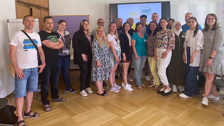Die Teilnehmenden mit Referentin der Deutschen Gesellschaft e.V. Katharina Fißmer (Dritte von links) sowie Fachbereichskoordinatorin für Integration an der Vhs Saskia Hofmann (Erste von rechts).