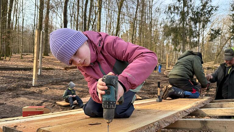 Wildschwein-Unterstände am Klaushof von Kommunionkindern aus Aura und Euerdorf gebaut. - Wildschwein-Unterstände am Klaushof von Kommunionkindern aus Aura und Euerdorf gebaut. Wildschwein-Unterstände am Klaushof von Kommunionkindern aus Aura und Euerdorf gebaut. - Wildschwein-Unterstände am Klaushof von Kommunionkindern aus Aura und Euerdorf gebaut.