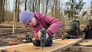 Wildschwein-Unterstände am Klaushof von Kommunionkindern aus Aura und Euerdorf gebaut.       -  Wildschwein-Unterstände am Klaushof von Kommunionkindern aus Aura und Euerdorf gebaut.