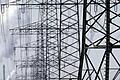 Strommasten in Duisburg       -  Auch die Netzentgelte verteuern den Strom. Foto: Martin Gerten