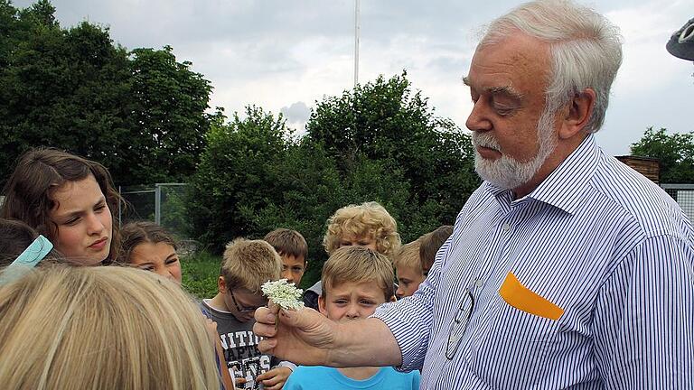 Man kann nur schützen was man kennt, meint Altbürgermeister Hans Fischer. Deshalb wird er nicht müde groß und klein die Wunder der Natur nahezubringen. Man kann nur schützen was man kennt, meint Altbürgermeister Hans Fischer. Deshalb wird er nicht müde groß und klein die Wunder der Natur nahezubringen.