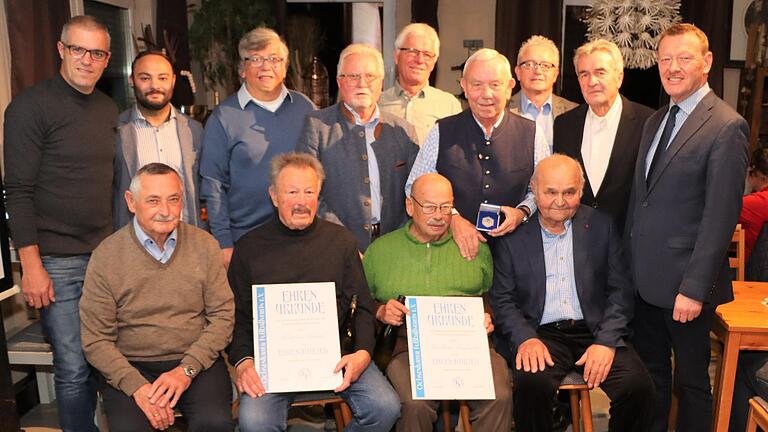 Sie freuten sich über besondere Ehrungen im Ochsenfurter FV, hinten von links: Otmar Reißmann (Sportreferent), Sandro Michel (VEAB), Herbert Gransitzki (Sportreferent), Artur Braun, Reinhard Dressler, Hans Günter, Matthias Schäffer (Vorsitzender), Manfred Gröschl, Peter Juks (Bürgermeister). Sitzend von links: Günther Würkner, Winfried Schierl, Heinz Faulhaber, Heinrich Heer. Sie freuten sich über besondere Ehrungen im Ochsenfurter FV, hinten von links: Otmar Reißmann (Sportreferent), Sandro Michel (VEAB), Herbert Gransitzki (Sportreferent), Artur Braun, Reinhard Dressler, Hans Günter, Matthias Schäffer (Vorsitzender), Manfred Gröschl, Peter Juks (Bürgermeister). Sitzend von links: Günther Würkner, Winfried Schierl, Heinz Faulhaber, Heinrich Heer.