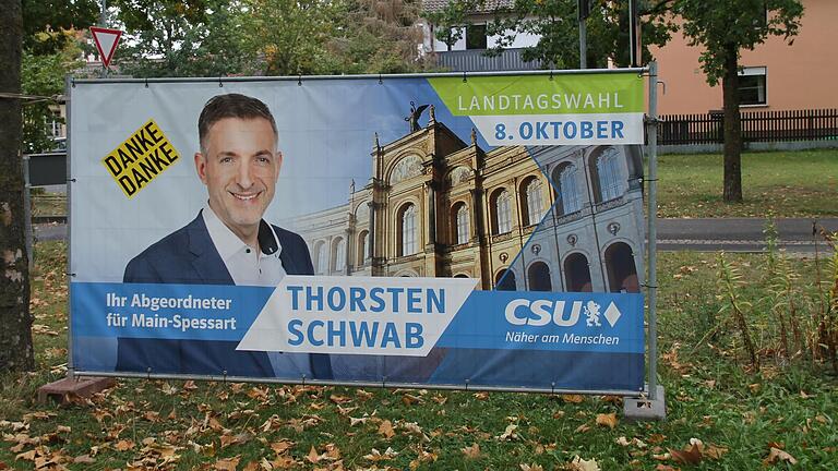 Schon am Morgen nach dem Wahltag waren die Plakate des CSU-Direktkandidaten Thorsten Schwab mit 'Danke'-Aufklebern versehen.