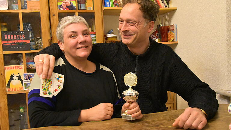 Robert Heiligenthal lernt seit einem Jahr Schafkopf, seine Frau Moni Bundschuh hat bereits mehrere Preise abgesahnt. Robert Heiligenthal lernt seit einem Jahr Schafkopf, seine Frau Moni Bundschuh hat bereits mehrere Preise abgesahnt.