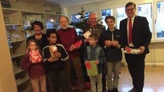 Weihnachtspäckchen-Aktion der HypoVereinsbank (von links): Anke Göb, stellvertretende Filial-Leiterin Würzburg Eichhornstraße, Gunter Adams EKJFH, Wolfgang Beckmann EKJFH sowie Marco Will, Leiter Privatkunden mit einigen der beschenkten Kinder. Weihnachtspäckchen-Aktion der HypoVereinsbank (von links): Anke Göb, stellvertretende Filial-Leiterin Würzburg Eichhornstraße, Gunter Adams EKJFH, Wolfgang Beckmann EKJFH sowie Marco Will, Leiter Privatkunden mit einigen der beschenkten Kinder.
