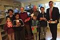 Weihnachtspäckchen-Aktion der HypoVereinsbank (von links): Anke Göb, stellvertretende Filial-Leiterin Würzburg Eichhornstraße, Gunter Adams EKJFH, Wolfgang Beckmann EKJFH sowie Marco Will, Leiter Privatkunden mit einigen der beschenkten Kinder.