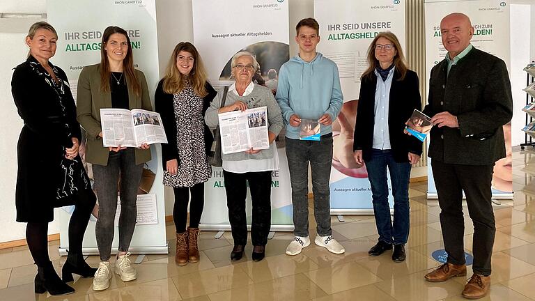 Kerstin Rosin (von links) zusammen mit Anna Krautschneider, Laura Keller, Pflegefamilie Dietz, Helga Stockheimer-Fries und Landrat Thomas Habermann. Kerstin Rosin (von links) zusammen mit Anna Krautschneider, Laura Keller, Pflegefamilie Dietz, Helga Stockheimer-Fries und Landrat Thomas Habermann.