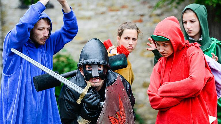 Szene aus 'Der kleine Drache Kokosnuss', das Stück wurde 2013 bei den Kinderfestspielen Giebelstadt aufgeführt. Szene aus 'Der kleine Drache Kokosnuss', das Stück wurde 2013 bei den Kinderfestspielen Giebelstadt aufgeführt.