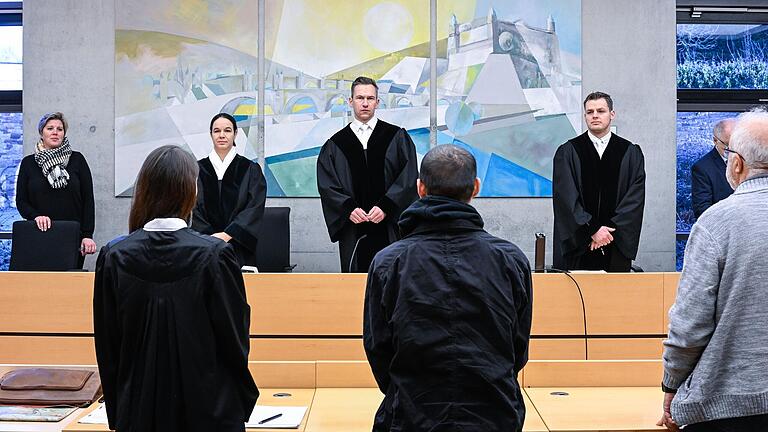 Ein 24-jähriger Mann aus Afghanistan soll in seiner Unterkunft in Würzburg im Juni 2023 Feuer gelegt haben. Jetzt war er am Landgericht Würzburg wegen schwerer Brandstiftung angeklagt. Ein 24-jähriger Mann aus Afghanistan soll in seiner Unterkunft in Würzburg im Juni 2023 Feuer gelegt haben. Jetzt war er am Landgericht Würzburg wegen schwerer Brandstiftung angeklagt.
