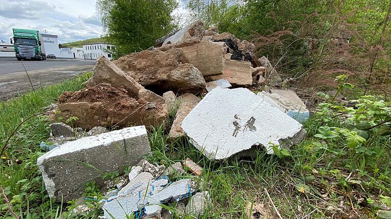 Der zunehmende Berg an Bauschutt auf einem Privatgelände vor dem Gewerbepark Ziegler war erneut Thema im Gemündener Stadtrat. Der zunehmende Berg an Bauschutt auf einem Privatgelände vor dem Gewerbepark Ziegler war erneut Thema im Gemündener Stadtrat.