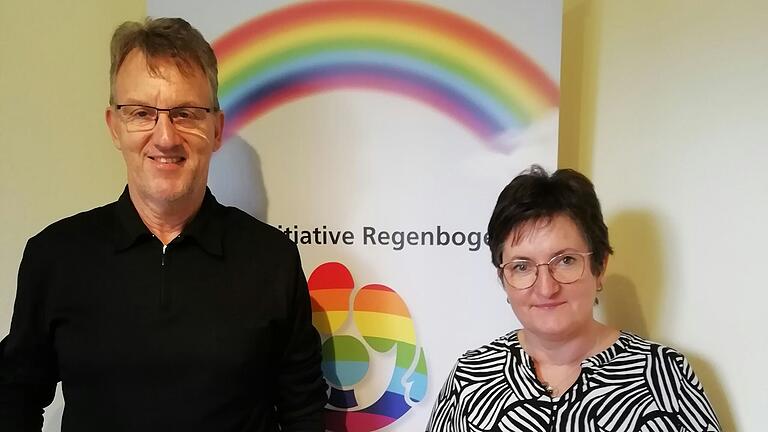 Denise Lambert von der Elterninitiative Regenbogen für leukämie- und tumorkranke Kinder Würzburg e.V. nahm aus den Händen vom Initiator des 'Ehemaligen-Treff' Wolfgang Back den symbolischen Spendenscheck entgegen. Denise Lambert von der Elterninitiative Regenbogen für leukämie- und tumorkranke Kinder Würzburg e.V. nahm aus den Händen vom Initiator des 'Ehemaligen-Treff' Wolfgang Back den symbolischen Spendenscheck entgegen.