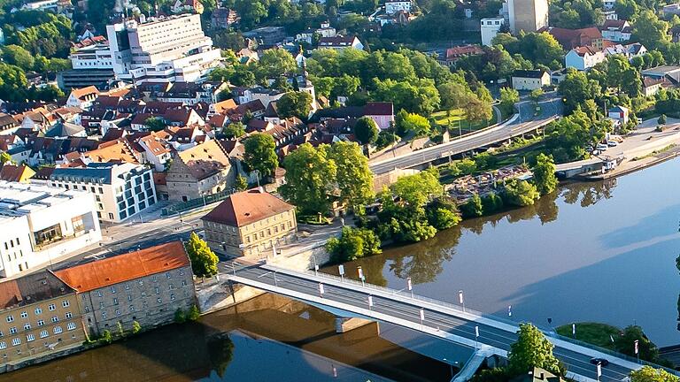 Die Maxbrücke wird einige Tage gesperrt. Die Maxbrücke wird einige Tage gesperrt.