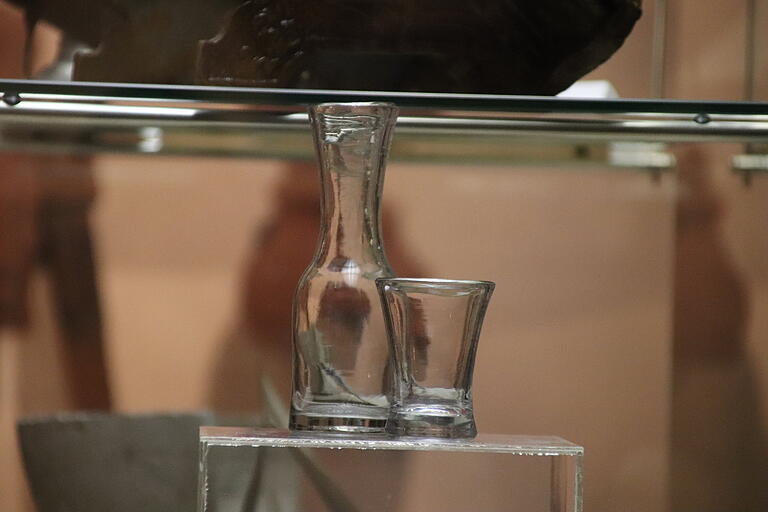 Die Karaffe und ein Becherglas aus Einsiedel, undatiert, bleiben als Dauerleihgabe des Spessartmuseums im Lapidarium in Neustadt. Die Karaffe und ein Becherglas aus Einsiedel, undatiert, bleiben als Dauerleihgabe des Spessartmuseums im Lapidarium in Neustadt.
