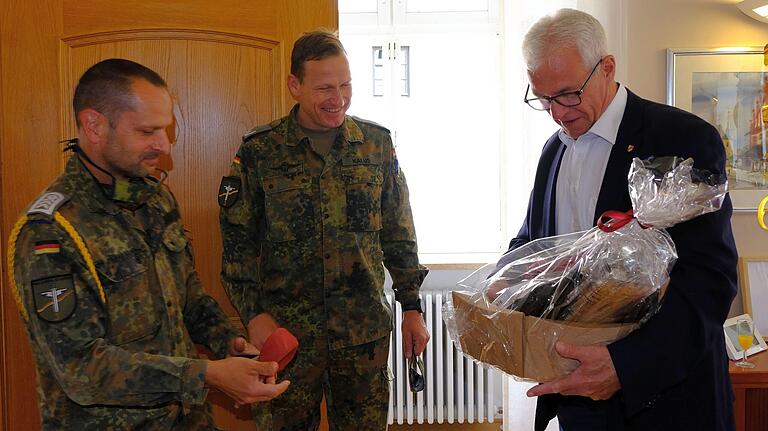 Major Raymond Kalus (Mitte) und Oberstabsfeldwebel Uwe Bubeck von der Patenkompanie der Stadt Haßfurt überreichten Bürgermeister Günther Werner zu seinem 60. Geburtstag ein Präsent. Major Raymond Kalus (Mitte) und Oberstabsfeldwebel Uwe Bubeck von der Patenkompanie der Stadt Haßfurt überreichten Bürgermeister Günther Werner zu seinem 60. Geburtstag ein Präsent.