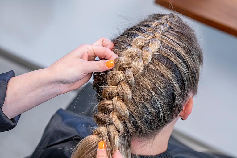 Aus dem Schopf mach einen Zopf: Sophia Pfuhlmann flechtet auch Haare. Aus dem Schopf mach einen Zopf: Sophia Pfuhlmann flechtet auch Haare.