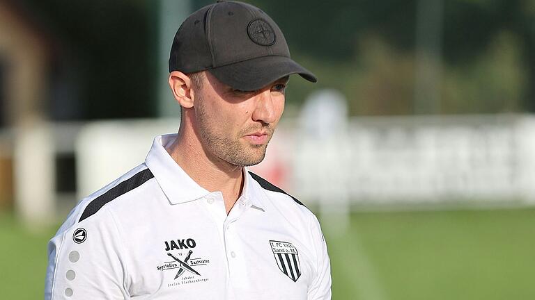 Sands Trainer Maximilian Zang trat am Mittwochabend mit seiner Mannschaft gegen den TSV Abtswind II an. Ab Mitte der zweiten Halbzeit agierte seine Mannschaft nach einem Platzverweis gegen die Gäste in Überzahl. Sands Trainer Maximilian Zang trat am Mittwochabend mit seiner Mannschaft gegen den TSV Abtswind II an. Ab Mitte der zweiten Halbzeit agierte seine Mannschaft nach einem Platzverweis gegen die Gäste in Überzahl.