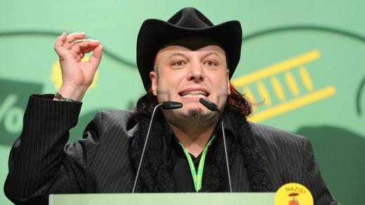 Bundesdelegiertenkonferenz von Bündnis 90/Die Grünen - Der Delegierte Bruno Kramm aus Kulmbach spricht am Sonntag (27.11.2011) während der Bundesdelegiertenkonferenz von Bündnis 90/Die Grünen in Kiel. Drei Tage lang trafen sich die Parteimitglieder zum Parteitag. Foto: Carsten Rehder dpa/lno +++(c) dpa - Bildfunk+++ Bundesdelegiertenkonferenz von Bündnis 90/Die Grünen - Der Delegierte Bruno Kramm aus Kulmbach spricht am Sonntag (27.11.2011) während der Bundesdelegiertenkonferenz von Bündnis 90/Die Grünen in Kiel. Drei Tage lang trafen sich die Parteimitglieder zum Parteitag. Foto: Carsten Rehder dpa/lno +++(c) dpa - Bildfunk+++