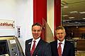 Einzahlung rund um die Uhr möglich: Marco Dietz und Roland Friedrich (rechts) an einem neuen Automaten in modernisierter Halle. DÜNNEBIER